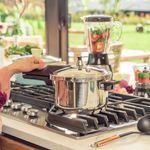 Olla-a-Presion-con-Acero-Inoxidable-recuerda-quer-cocinar-en-ollas-a-presion-mantiene-los-valores-nutritivos-de-los-alimentos-ademas-cuenta-con-5-Sistemas-Reales-de-Seguridad-Integrados.